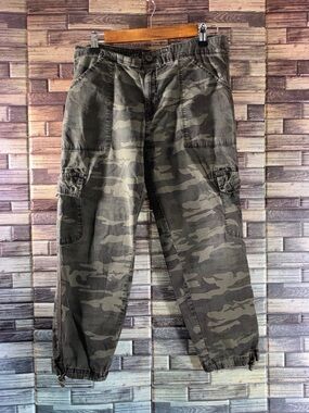 Pre Owned Women’s Camouflage Cargo Pants - Olive Green Medium